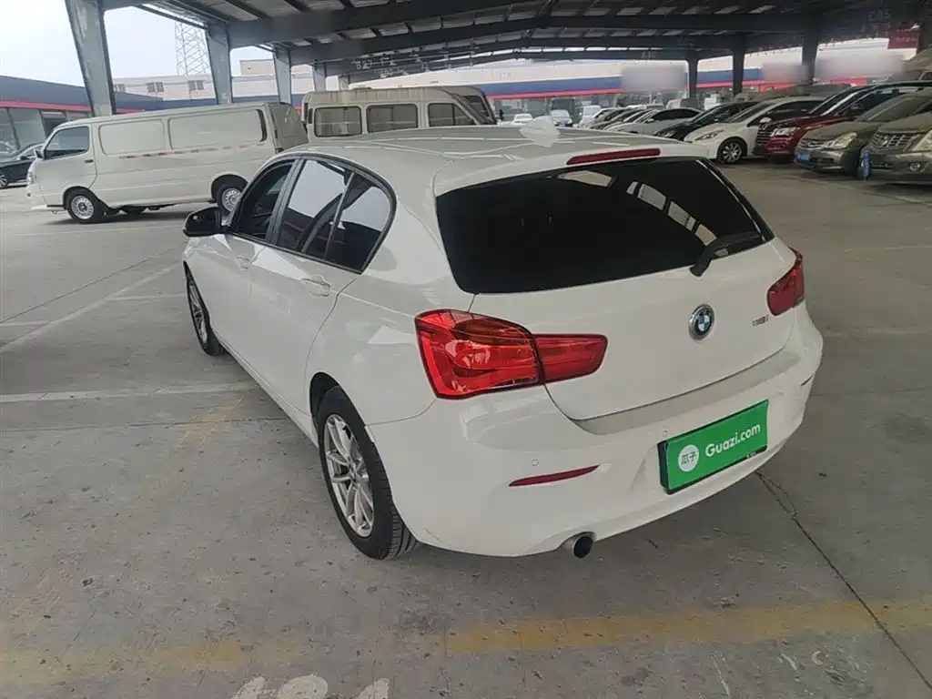 BMW 1 Series (Import) 2018 118i Leading фото 5