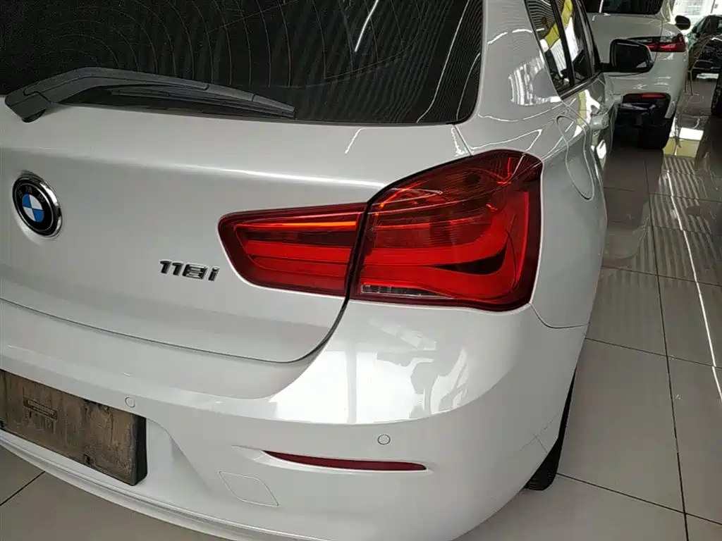 BMW 1 Series (Import) 2016 118i Leading фото 8