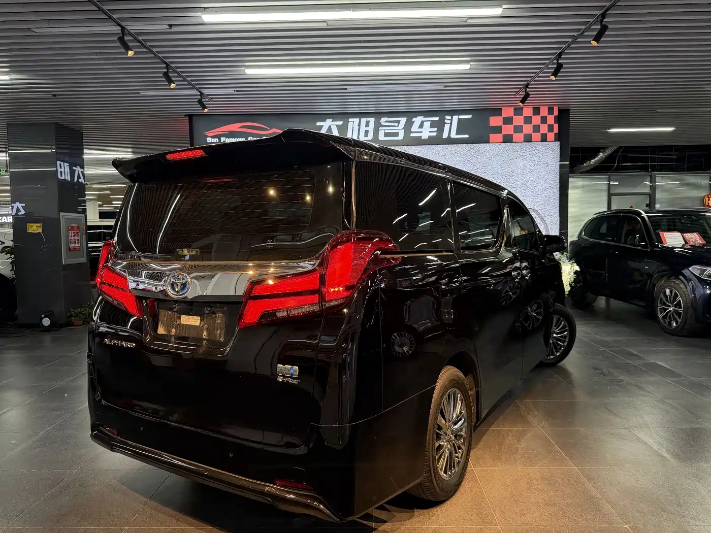 Toyota Alphard 2019 Hybrid 2.5L Luxury фото 16