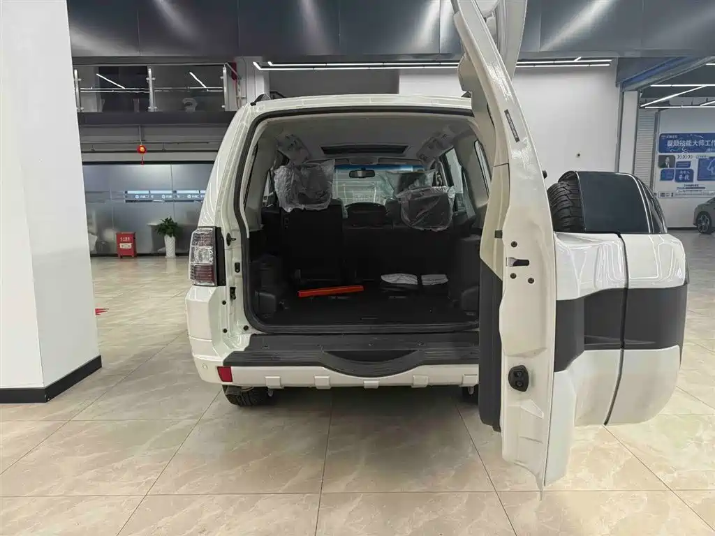 Mitsubishi Pajero (Import) 2020 3.0L Automatic Standard Edition фото 6