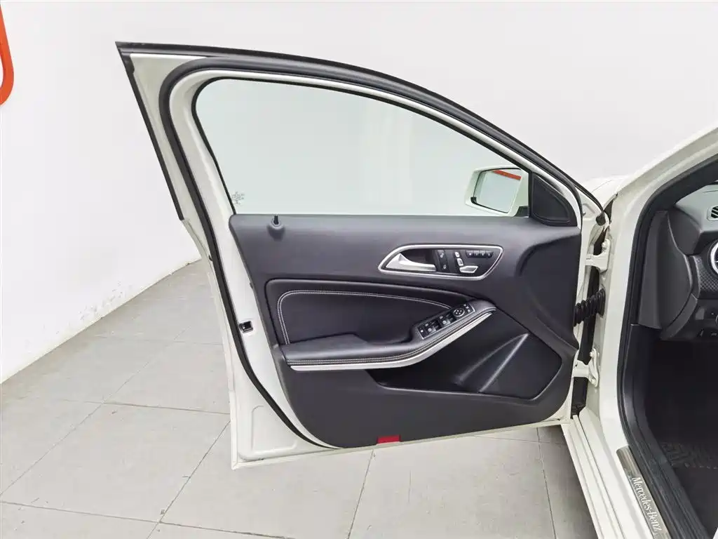 Mercedes-Benz A-Class (Import) 2018 A 200 Fashion фото 8
