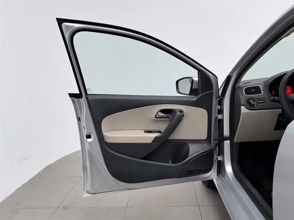 Volkswagen Polo 2013 1.6L Automatic Comfort Edition фото 8