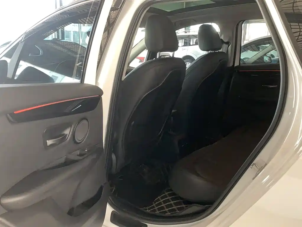 BMW 2 Series Touring 2018 218i M Sport Package фото 2