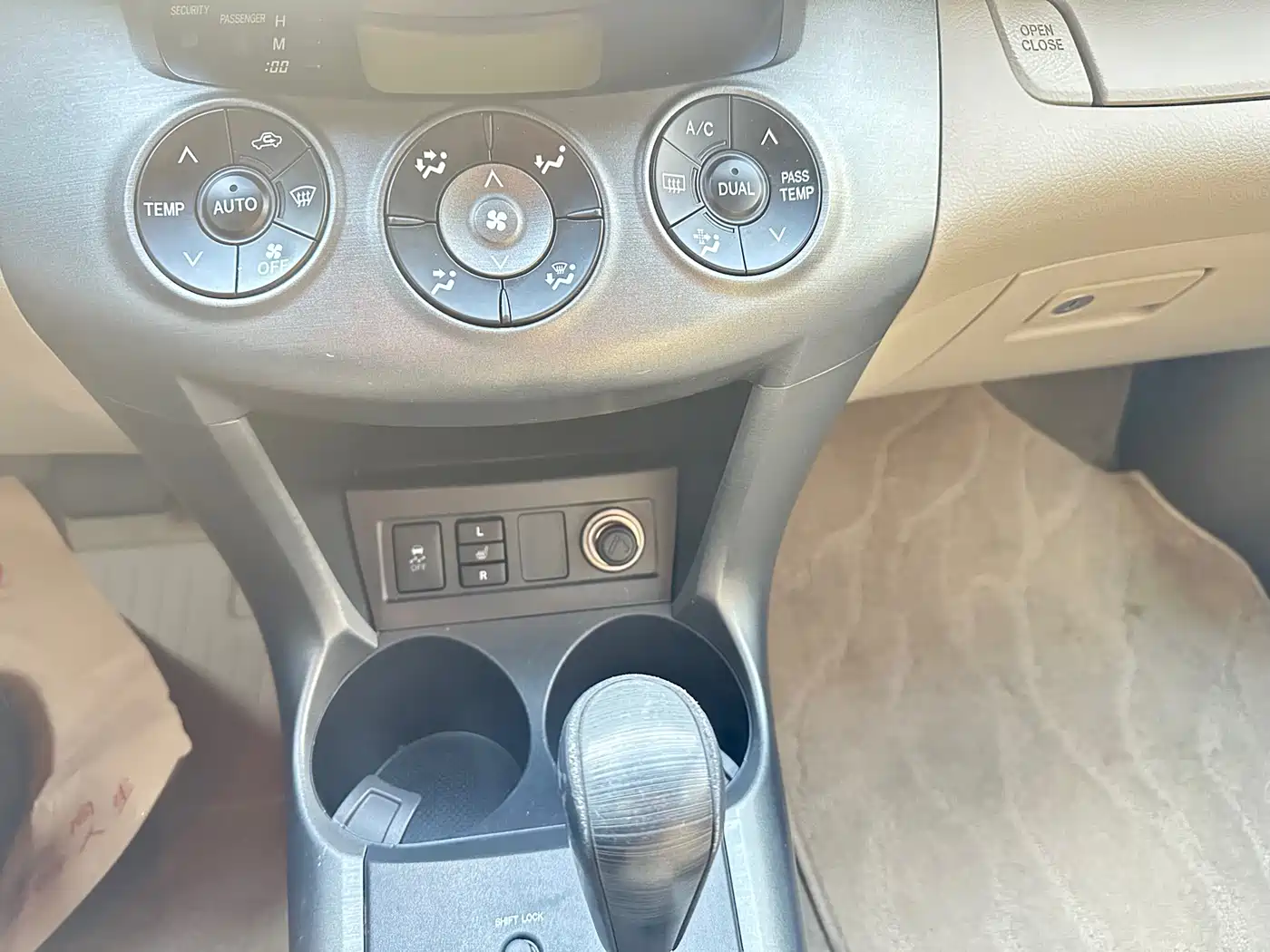 Toyota RAV4 Rongfang 2011 2.0L Automatic Luxury Edition фото 13