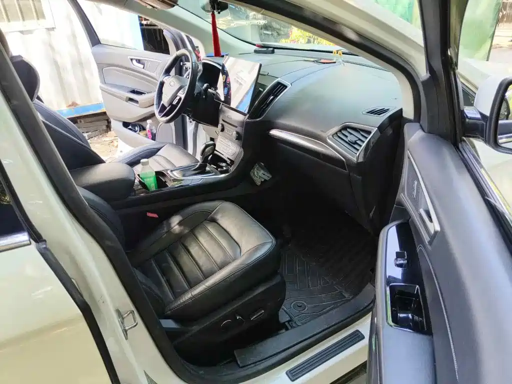 Photo 12 - Ford Edge