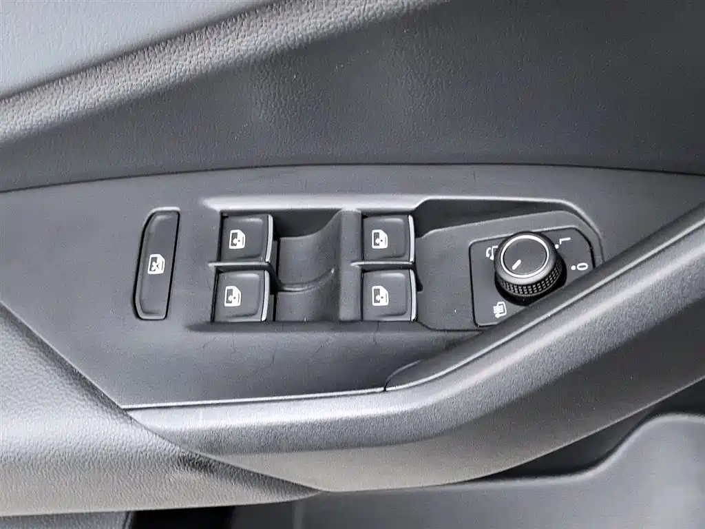 Volkswagen Sagitar 2025 Model Year 3rd Facelift 300TSI DSG Surpassing Edition фото 9