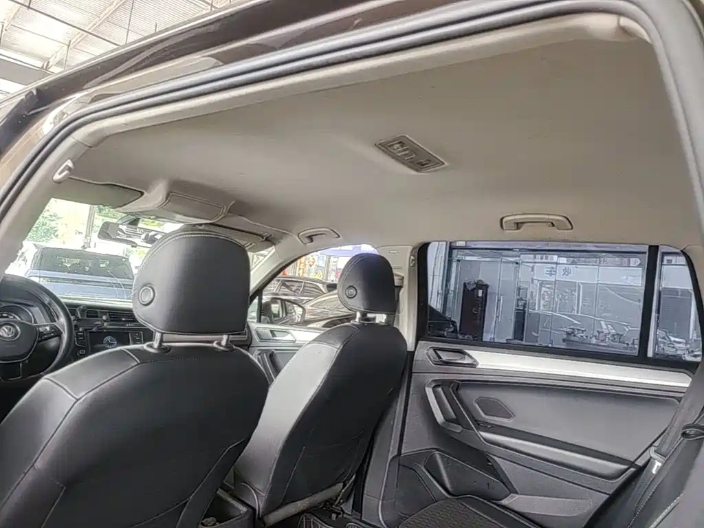 Photo 18 - Volkswagen Tiguan L