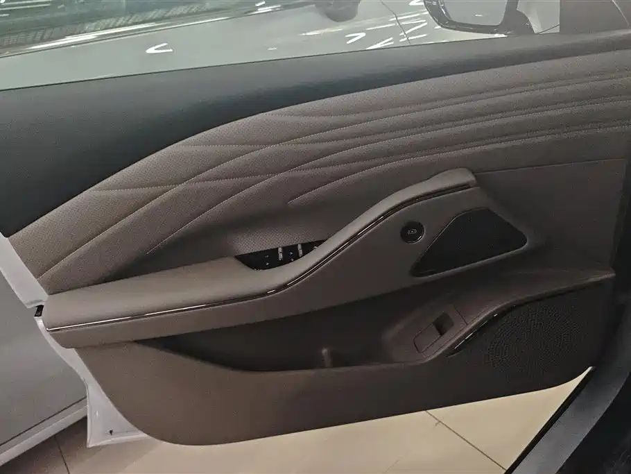 Geely Galaxy Galaxy Xingyao 8 2025 60km EM-i Luxury Edition фото 7