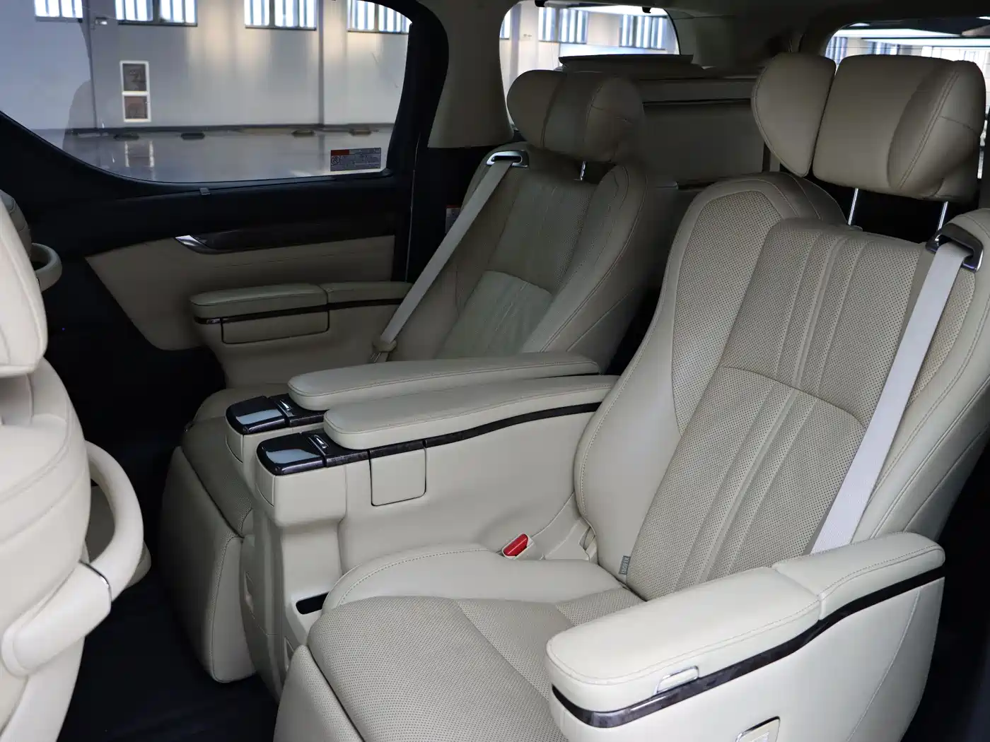 Toyota Alphard 2018 Facelift 3.5L Premium Edition фото 21