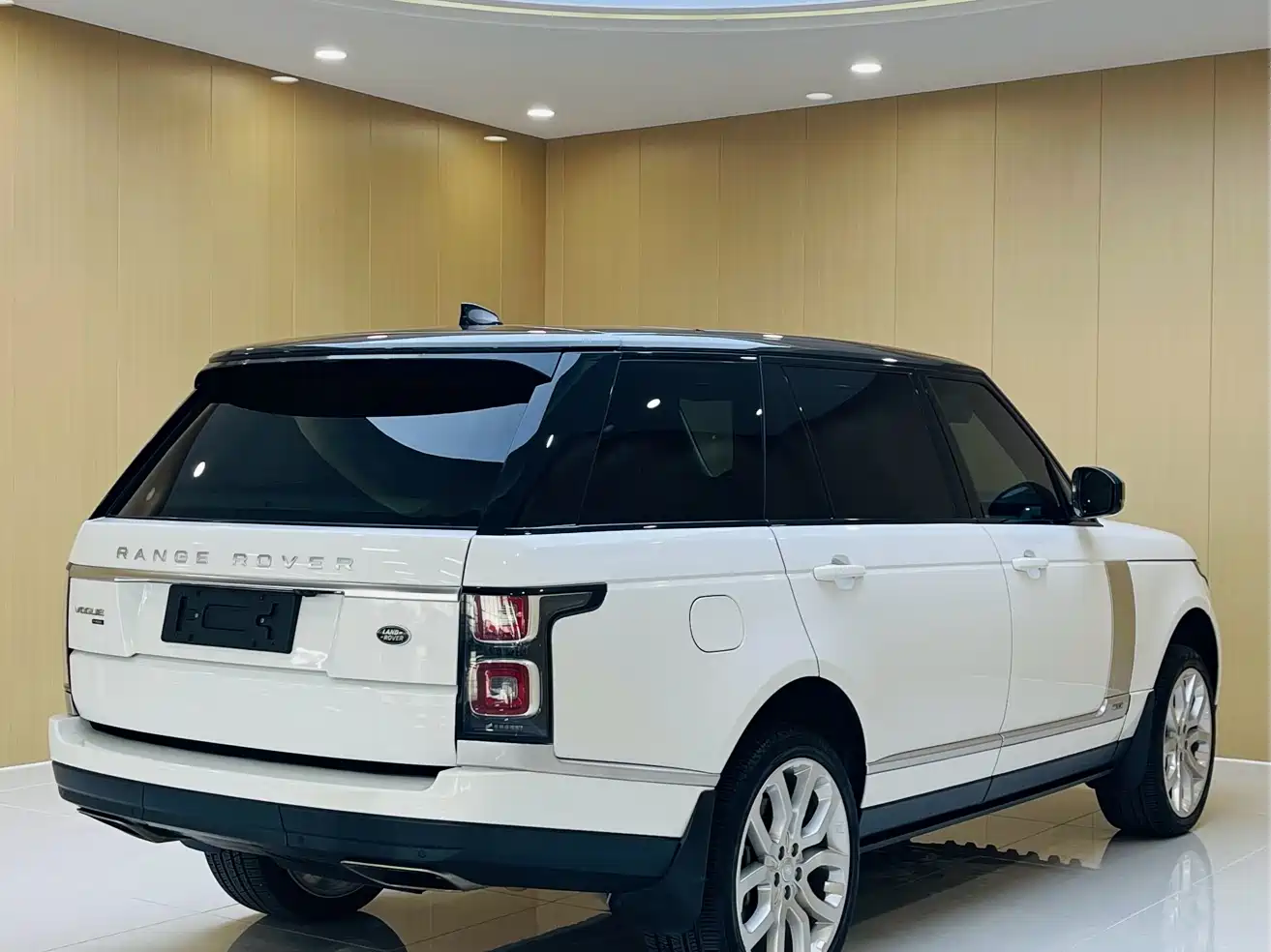 Land Rover Range Rover 2022 3.0 L6 400PS Heritage Extended Classic Edition фото 9