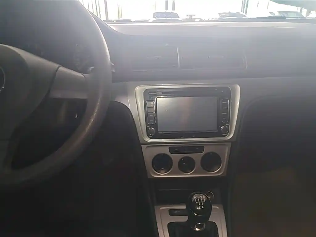 Volkswagen Lavida 2013 Facelift Classic 1.6L Manual Trend фото 10