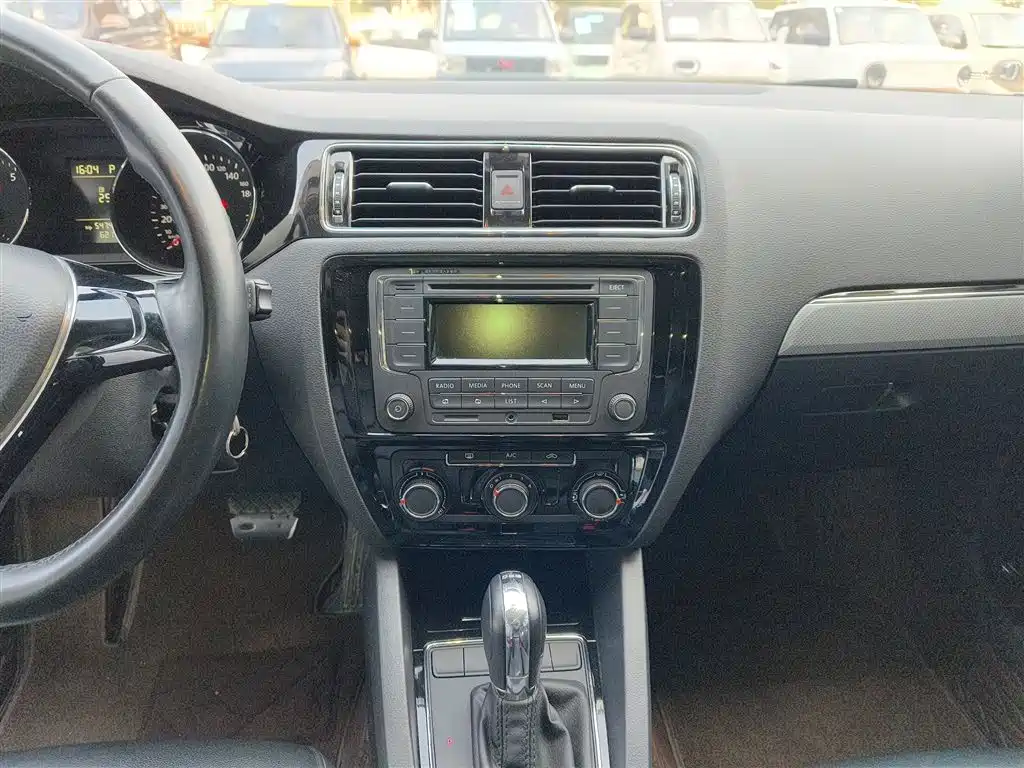 Volkswagen Sagitar 2015 230TSI Automatic Comfort фото 13