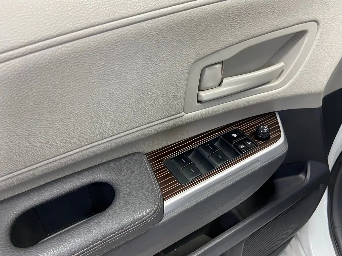 Toyota Granvia 2023 2.5L Hybrid Luxury Edition фото 12