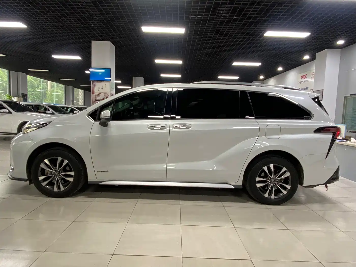 Toyota Granvia 2023 2.5L Hybrid Luxury Edition фото 3