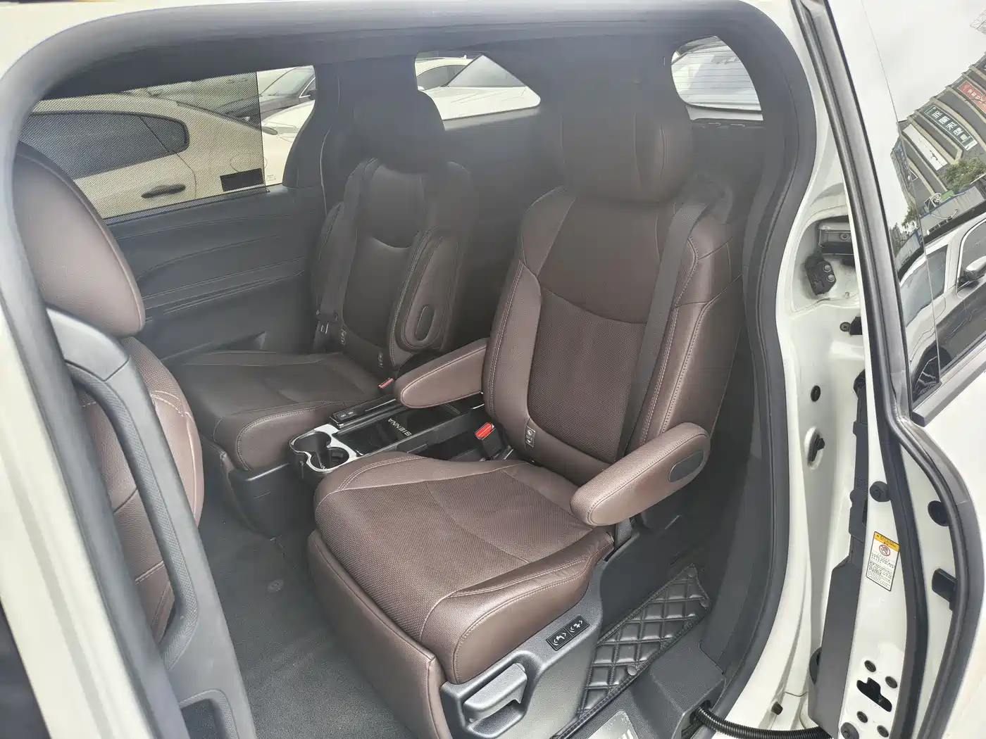 Toyota Sienna 2021 2.5L Hybrid Platinum Edition фото 4