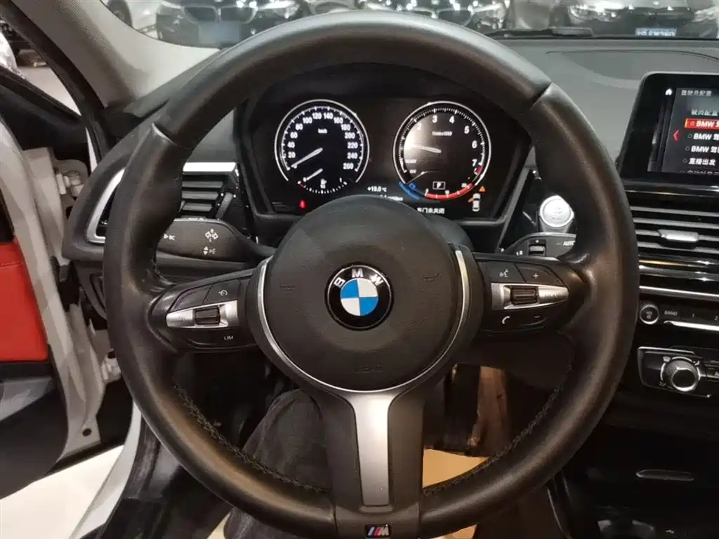 BMW 1 Series 2021 125i M Sport Black Night Edition фото 11
