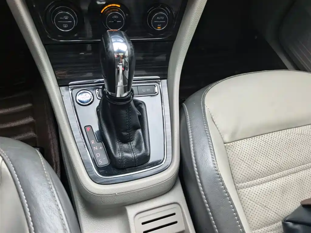 Volkswagen Lavida Tour 2013 1.6L Auto Luxury фото 14