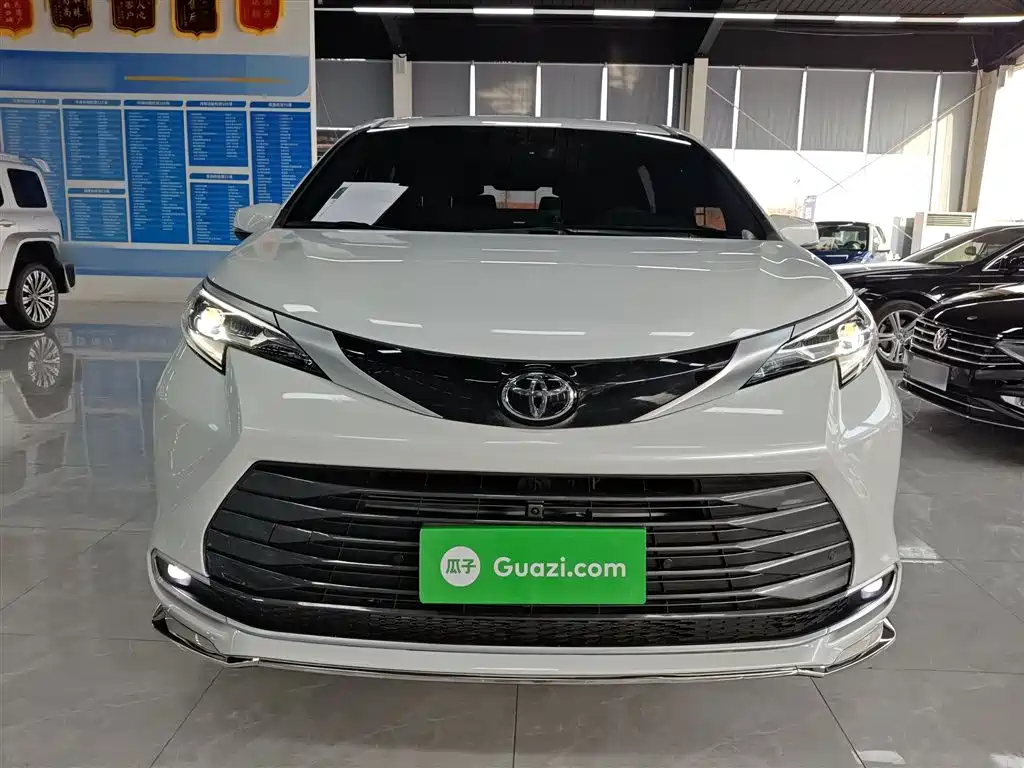 Toyota Sienna 2024 2.5L Hybrid 4WD Premium Edition фото 3