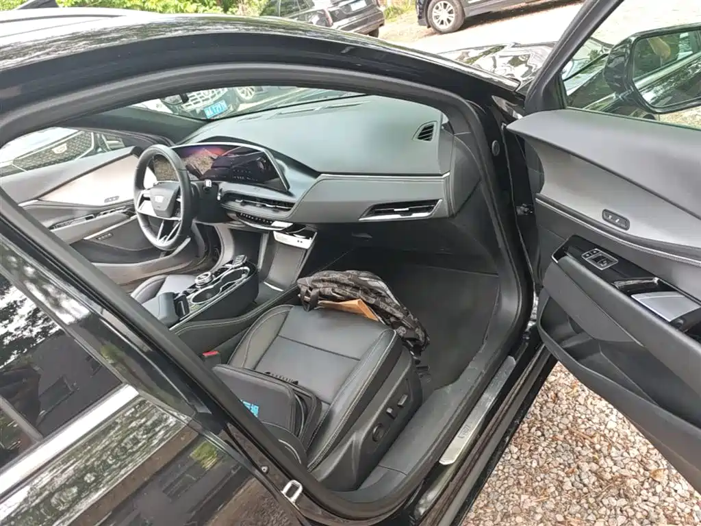 Cadillac GT4 2023 25T Luxury Edition фото 11
