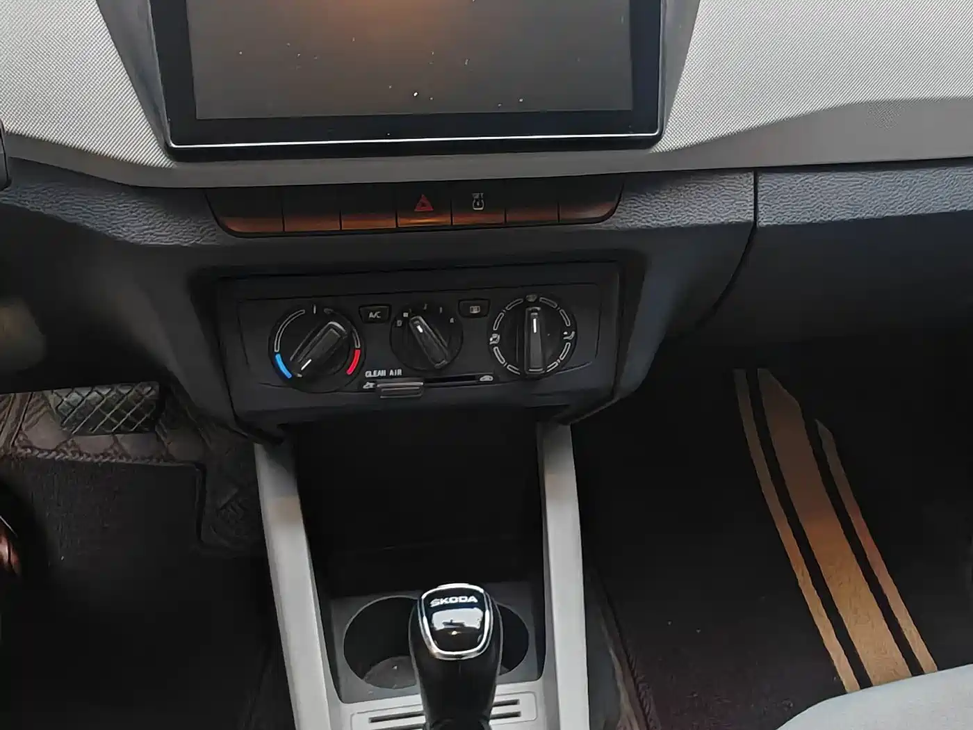 Škoda Fabia 2017 1.4L Auto Car Enjoy Edition фото 17
