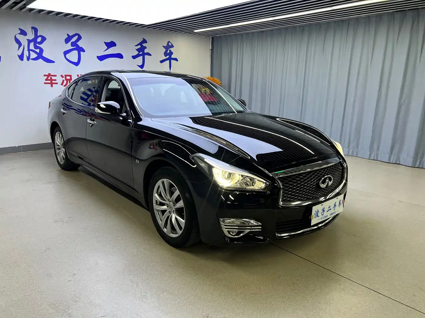 Photo 3 - Infiniti Q70