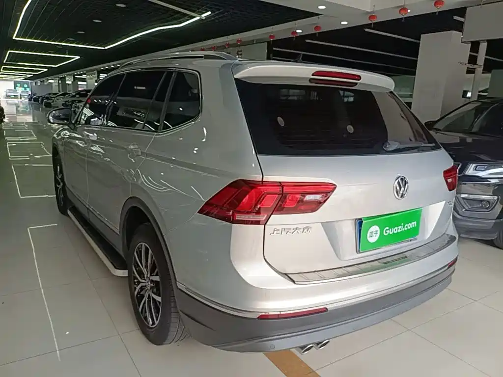 Photo 5 - Volkswagen Tiguan L