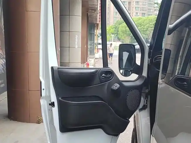Jiangling JMC Fushun 2025 2025 Model 2.0T 6MT Diesel Medium Wheelbase Low Roof Commercial MPV 5/6 Seats