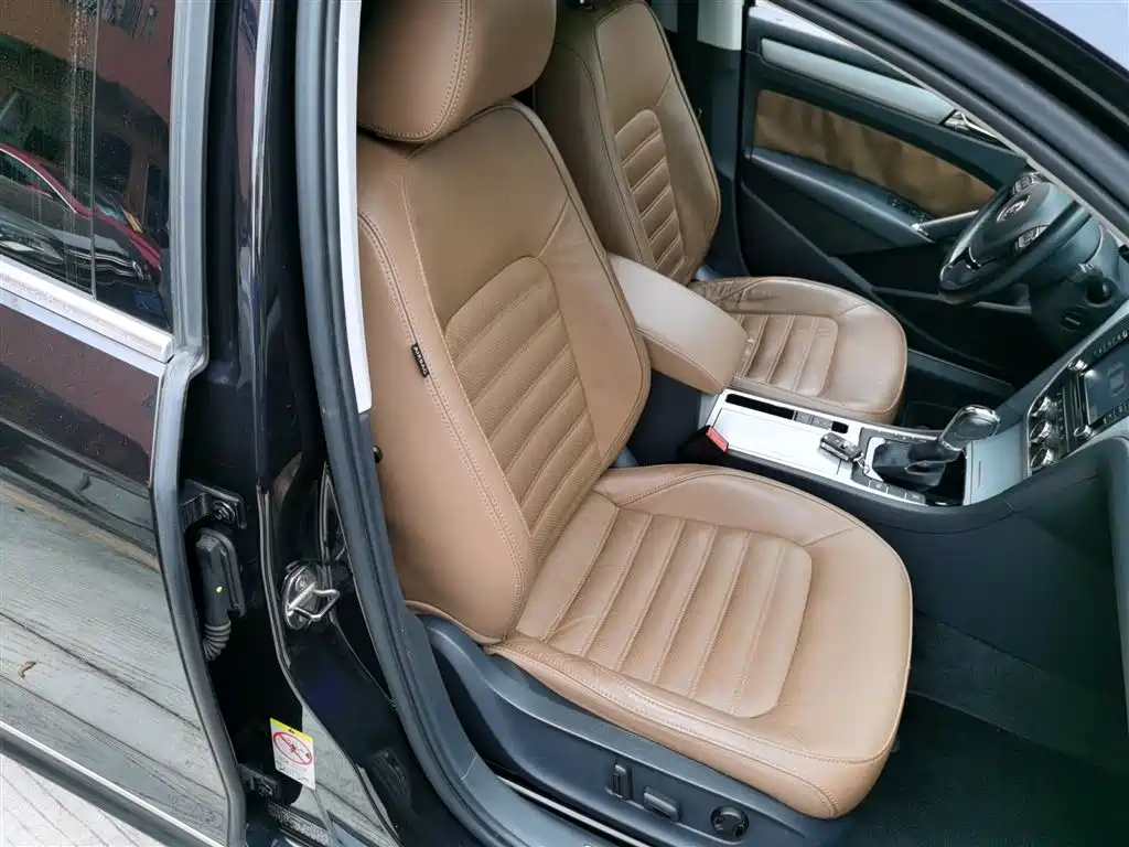 Volkswagen Passat 2014 1.8TSI DSG Executive Navigation Edition фото 25