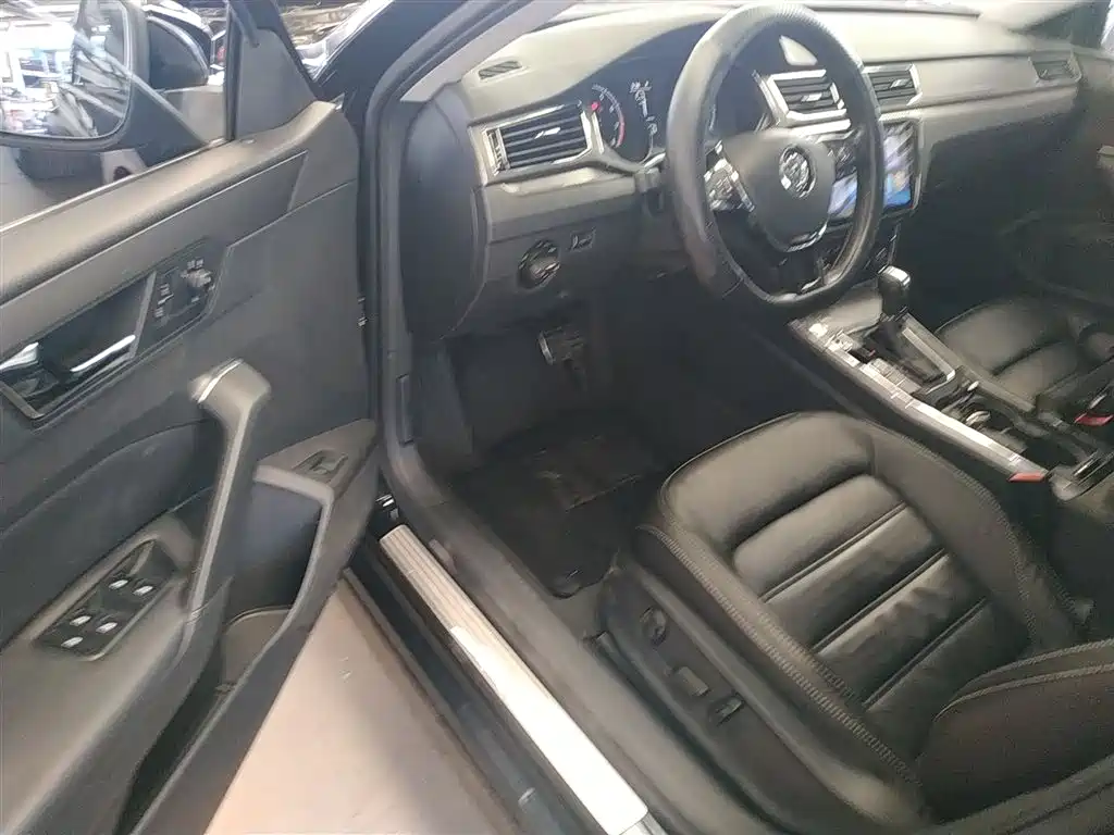 Volkswagen Passat 2017 330TSI DSG Prestige фото 12