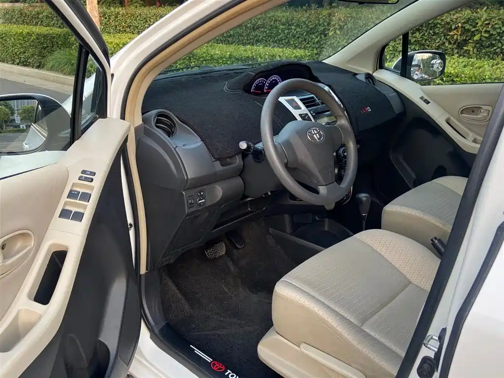 Toyota Yaris 2013 2011 1.6E Auto Charm Edition