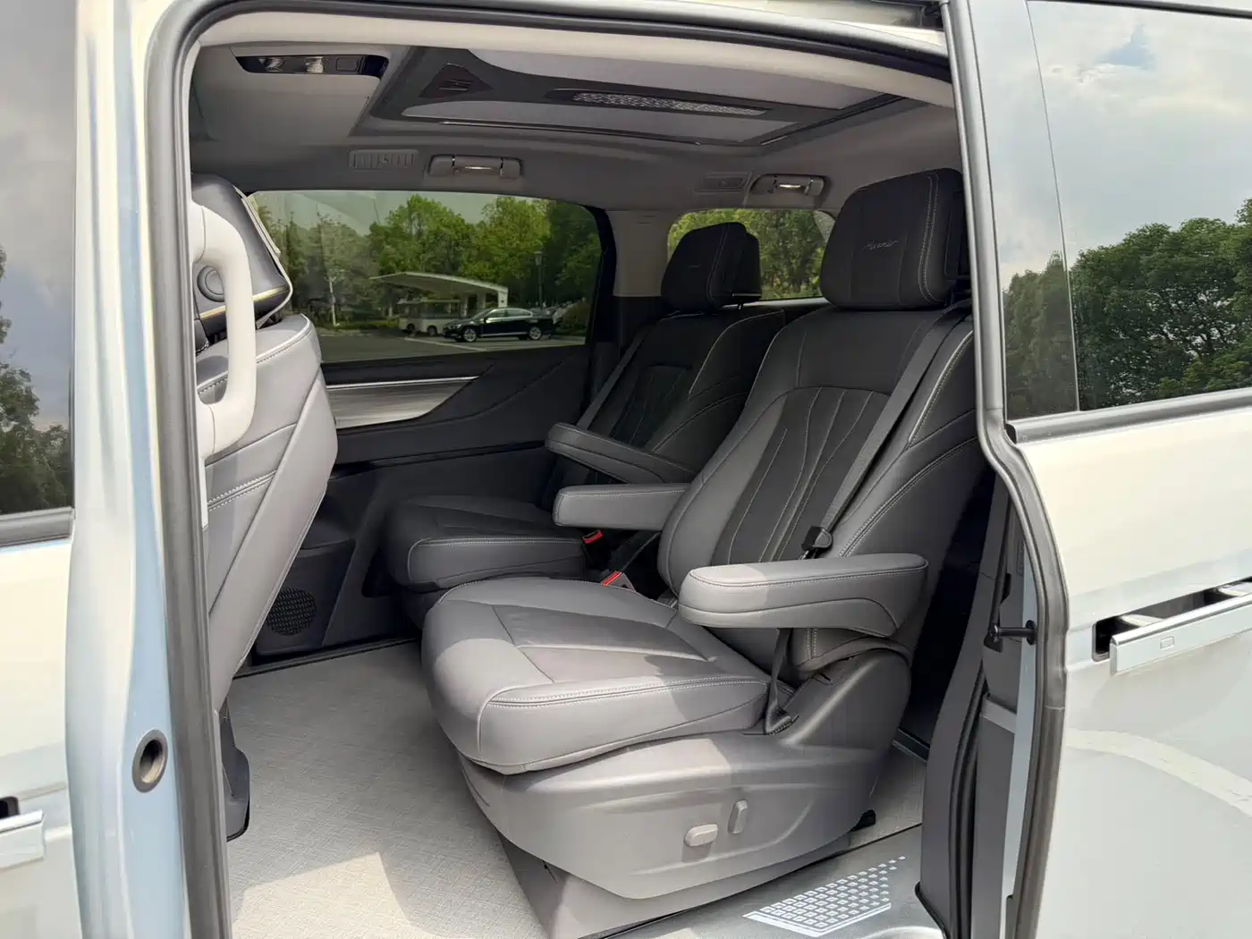 Buick GL8 New Energy 2026 Luzun Smart Luxury Avenir Edition фото 12