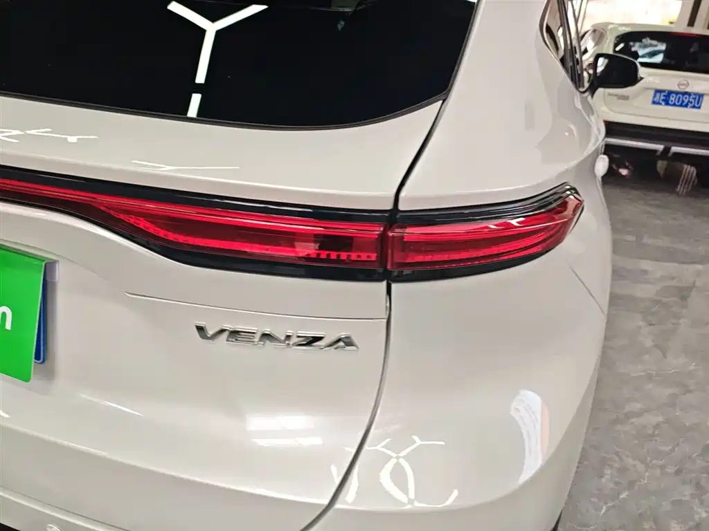 Toyota Venza 2023 2.0L CVT FWD Luxury фото 8