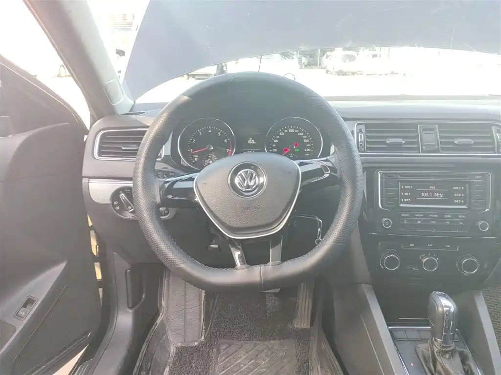 Volkswagen Sagitar 2015 230TSI Automatic Comfort фото 7