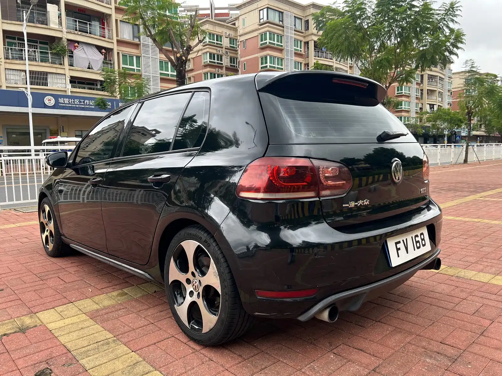 Photo 6 - Volkswagen Golf GTI