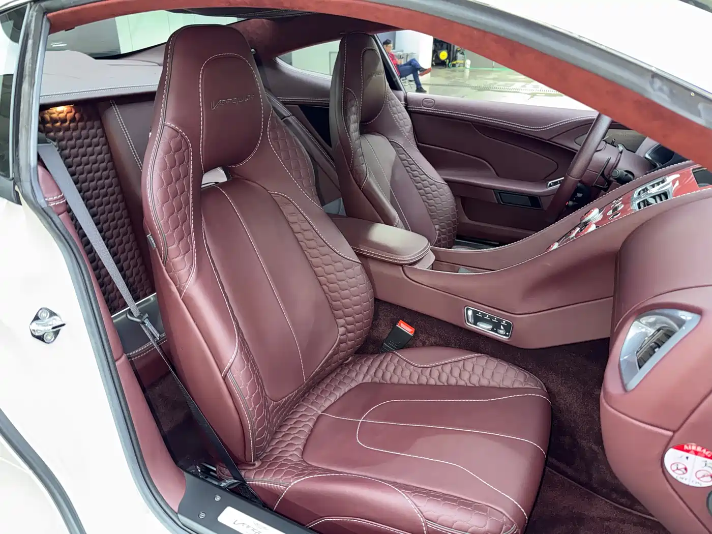 Aston Martin Vanquish 2013 6.0L Standard фото 18