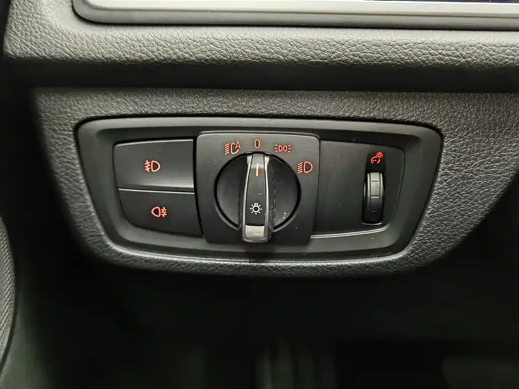 BMW 1 Series 2017 118i Sport фото 21