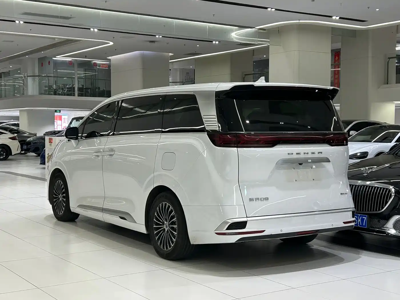 Denza D9 2022 DM-i 970 All-Wheel Drive Honor Edition фото 12