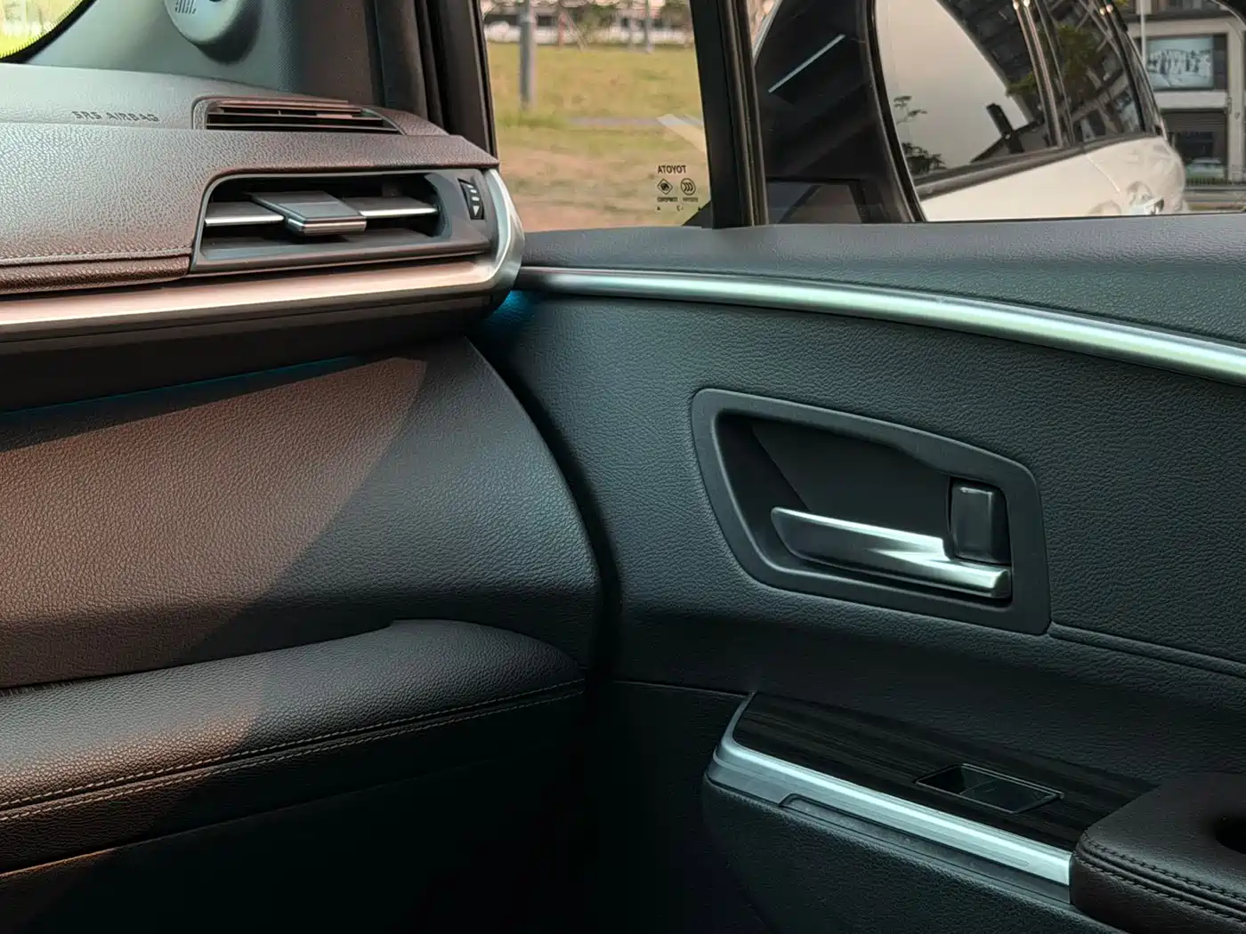 Toyota Sienna 2023 2.5L Hybrid Platinum Edition фото 16