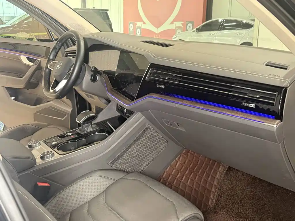 Фото 2 - Volkswagen Touareg