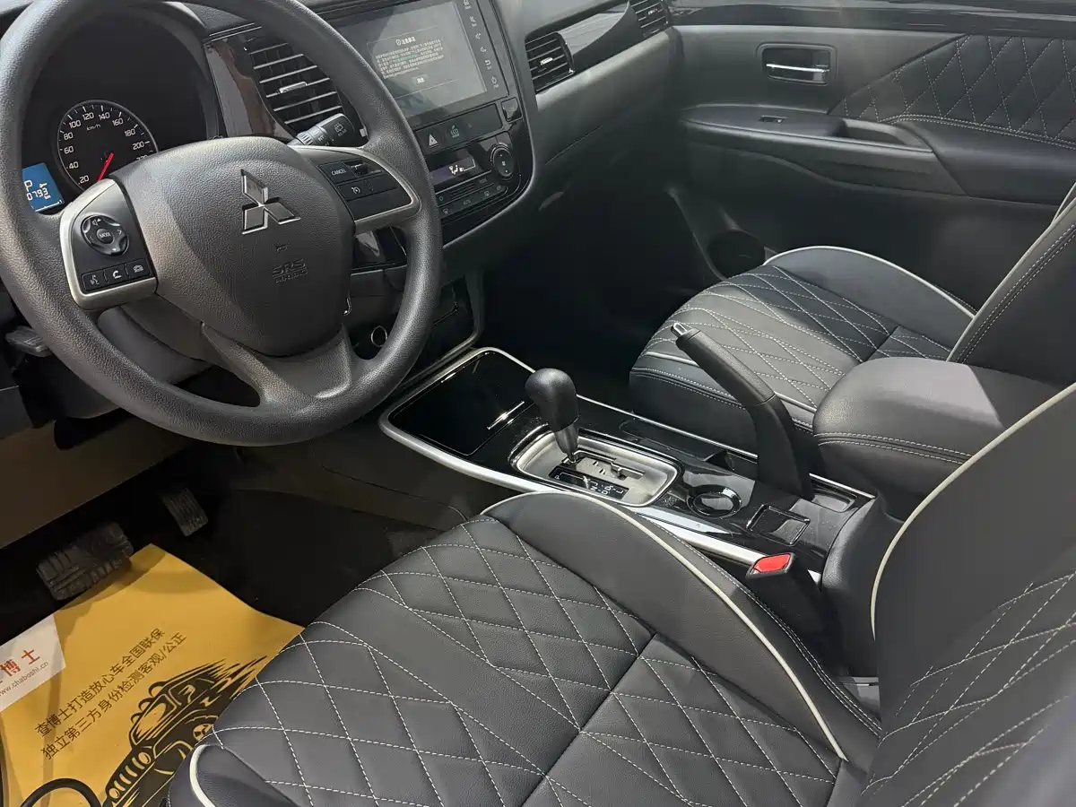 MITSUBISHI OUTLANDER