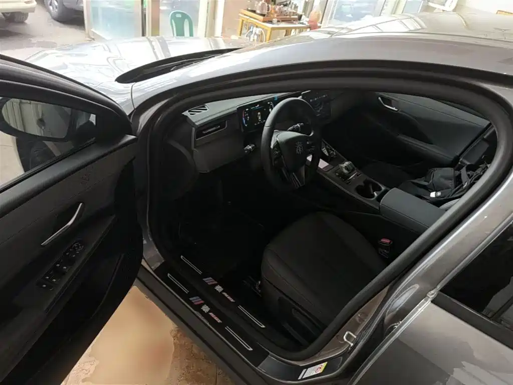 BYD Qin PLUS 2025 DM-i Smart Drive 55KM Leader фото 16