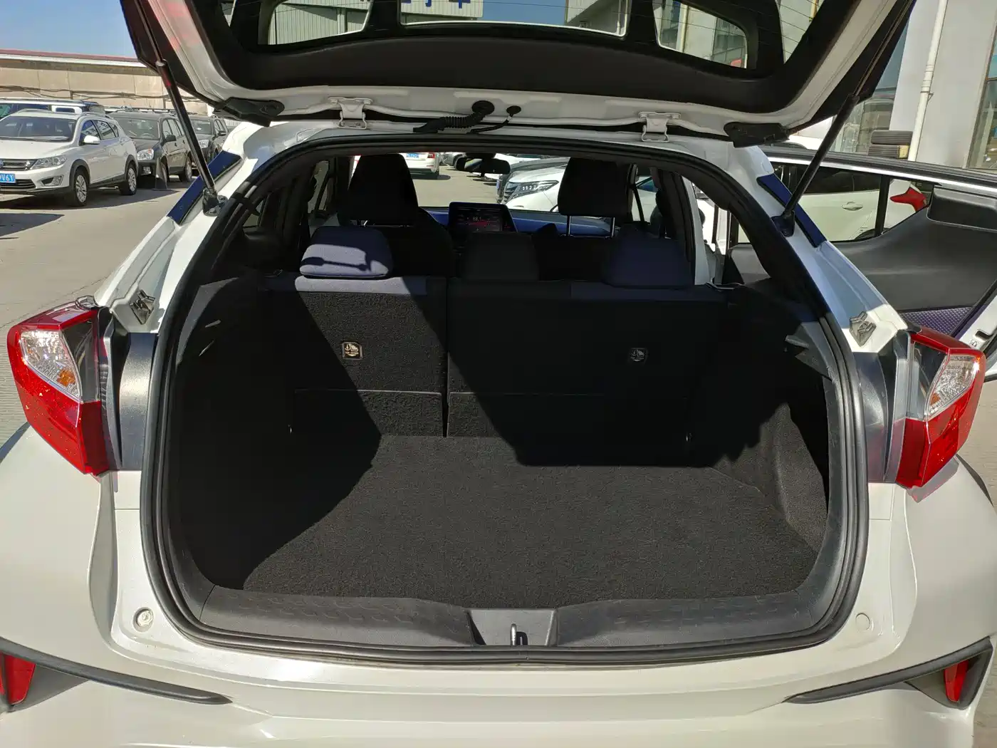 Photo 10 - Toyota C-HR