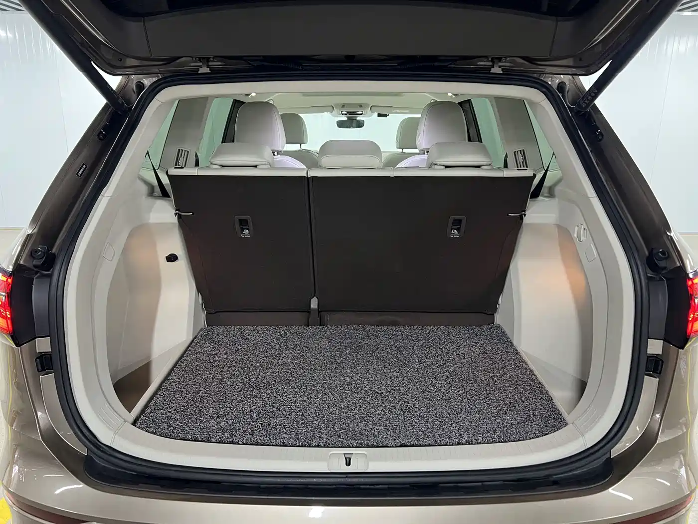Volkswagen Viloran 2023 Facelift 380TSI Prestige Edition фото 17