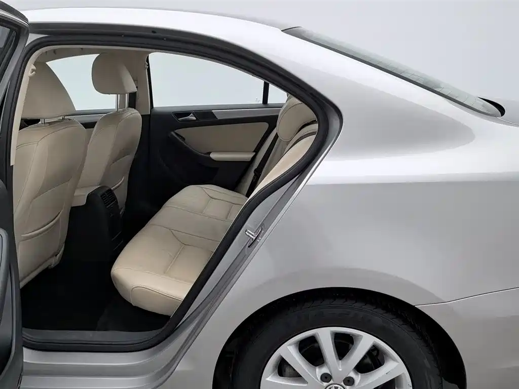 Volkswagen Sagitar 2012 1.6L Automatic Comfort Type фото 15