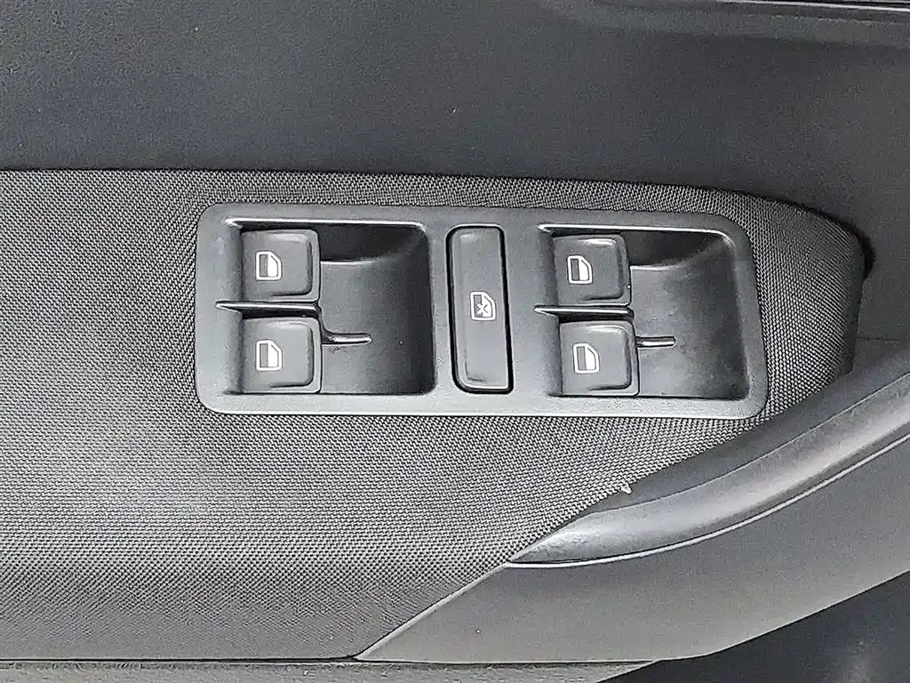 Volkswagen Polo 2016 1.4L Automatic Trend фото 9