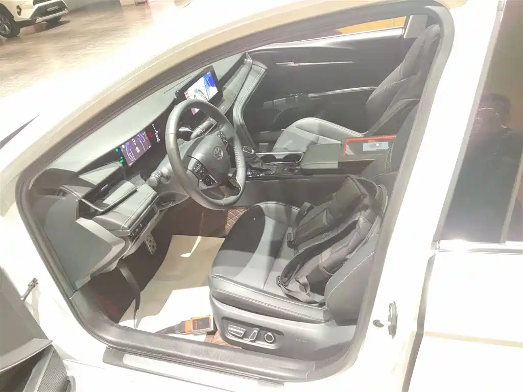 Toyota Camry 2026 Hybrid 2.0HSE Sport Lite Edition фото 15
