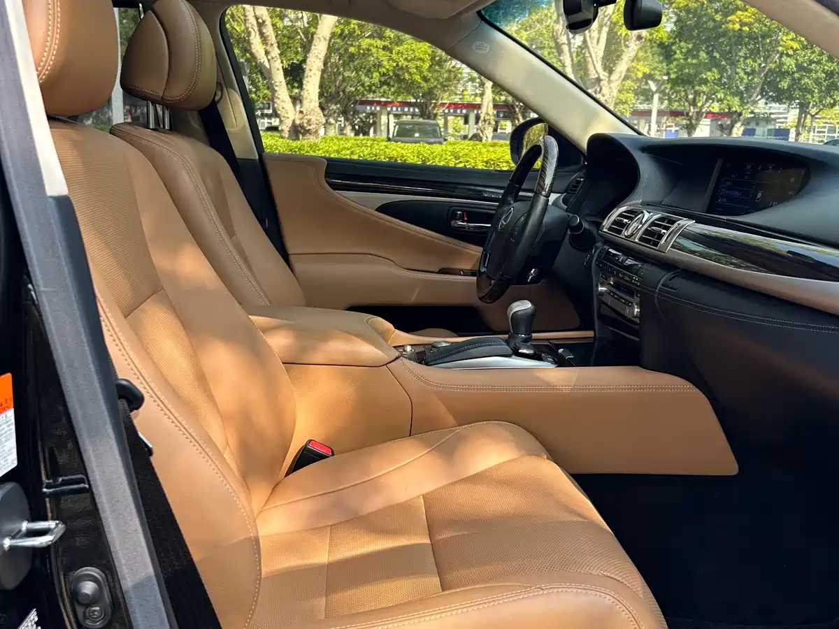 Фото 9 - Lexus LS