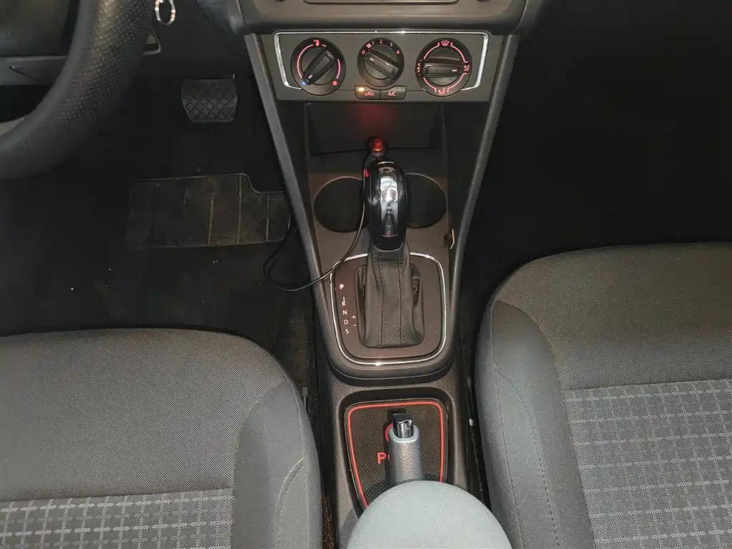 Volkswagen Polo 2014 1.4L Automatic Comfort Edition фото 6
