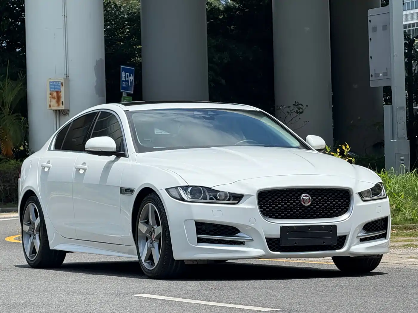 Jaguar XE 2015 2.0T 200PS R-Sport фото 2