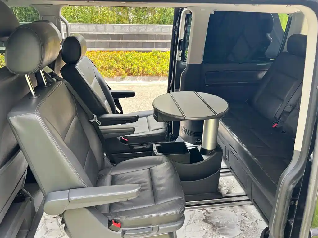 Photo 7 - Volkswagen Multivan